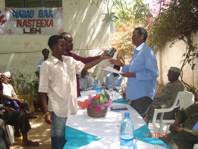 Dr. Xussein bood oo la la hadlaya saxaafadda